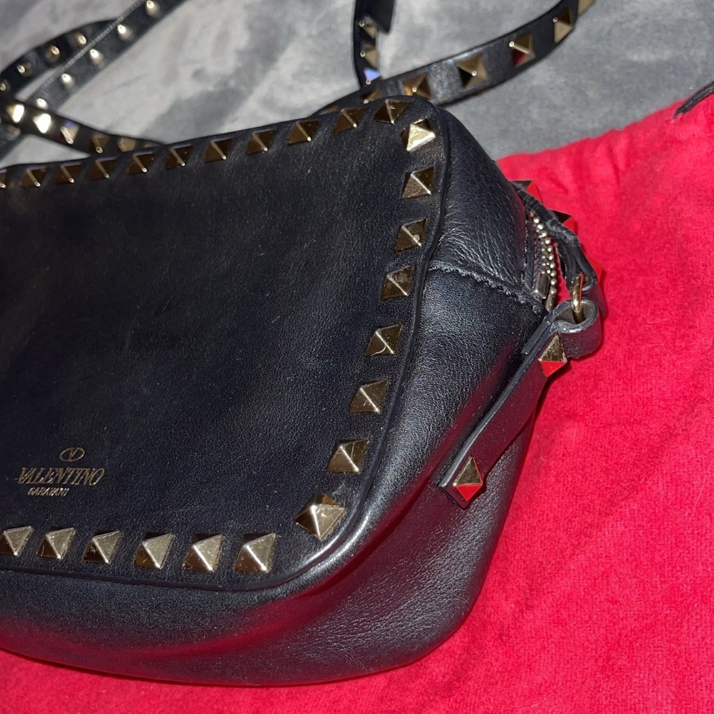 Preload Valentino, black n gold spike Crossbody excellent condition 7”X 5”. - Picture 4 of 12